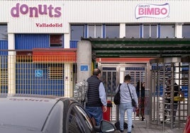 Trabajadores de Bimbo acceden a las instalaciones de la empresa en Valladolid.