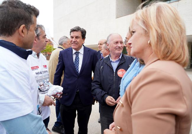 Los consejeros, junto a los representantes del comité de empresa de Bimbo en Valladolid.
