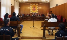 Los condenados, en el banquillo, durante el juicio celebrado este martes en la Audiencia Provincial.