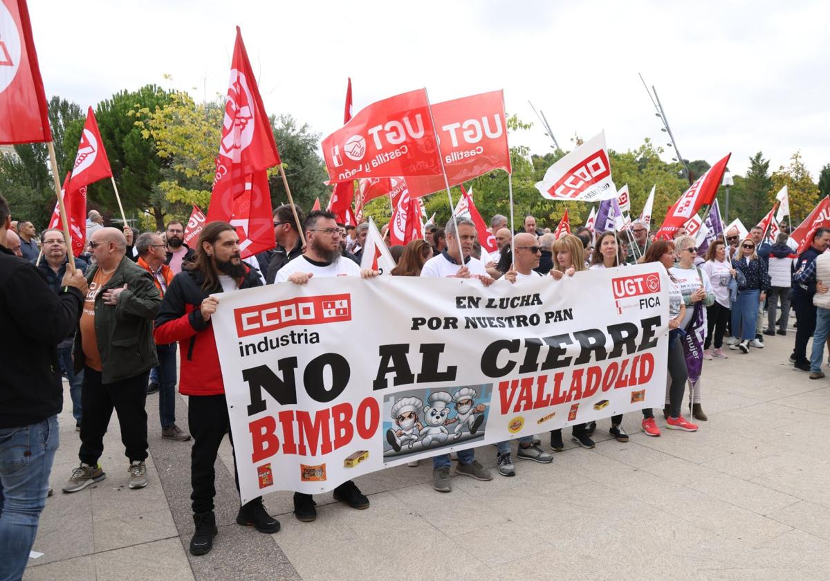 Los trabajadores de Bimbo se manifiestan ante las Cortes de Castilla y León.