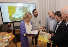 María José de la Fuente, Fran Pérez, Felipe Bravo, Asier Sáiz y Miguel Portillo observan los mapas de la zona del Cerrato en la presentación del proyecto.