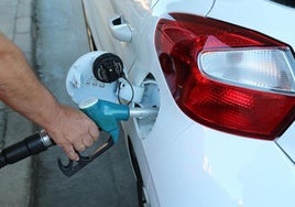 Un hombre reposta en una gasolinera.