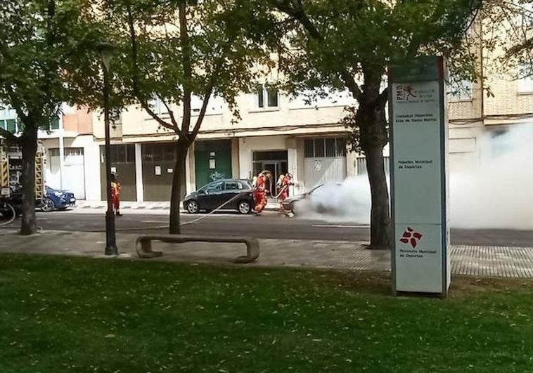 Los bomberos trabajan para sofocar el fuego.