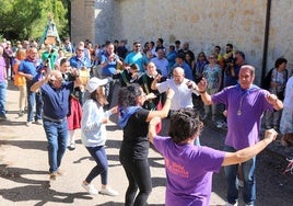 El alcalde Luis Fernando Cantero (a la derecha con camiseta morada) danzará en honor a la Virgen de Garón.