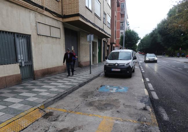 Manchas en el suelo y restos del fuego tras el incendio del coche en Obispo Barberá.