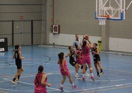Una jugadora del equipo segoviano realiza un lanzamiento a canasta desde el interior de la zona.