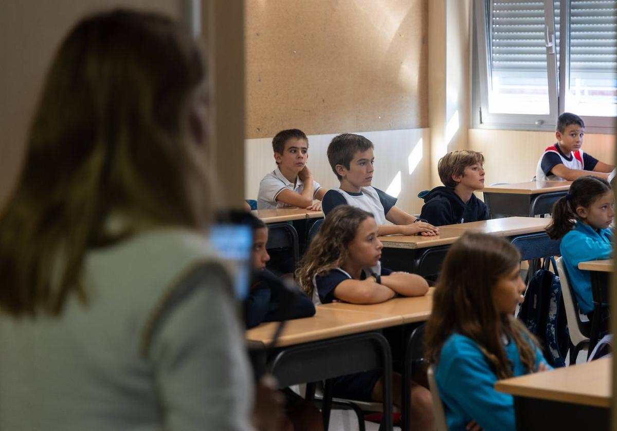 Varios alumnos de Educación Primaria durante el primer día del curso en el colegio San José, uno de los que mantiene la jornada partida.