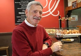 El mago vallisoletano Fernando Arribas en el bar restaurante Zamora.