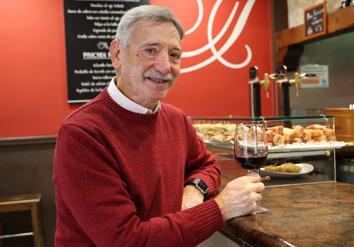 El mago vallisoletano Fernando Arribas en el bar restaurante Zamora.