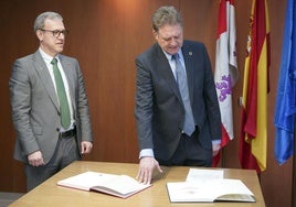 Jesús Jiménez Miguel, junto a Mariano Veganzones durante su toma de posesión como director general de la Junta.