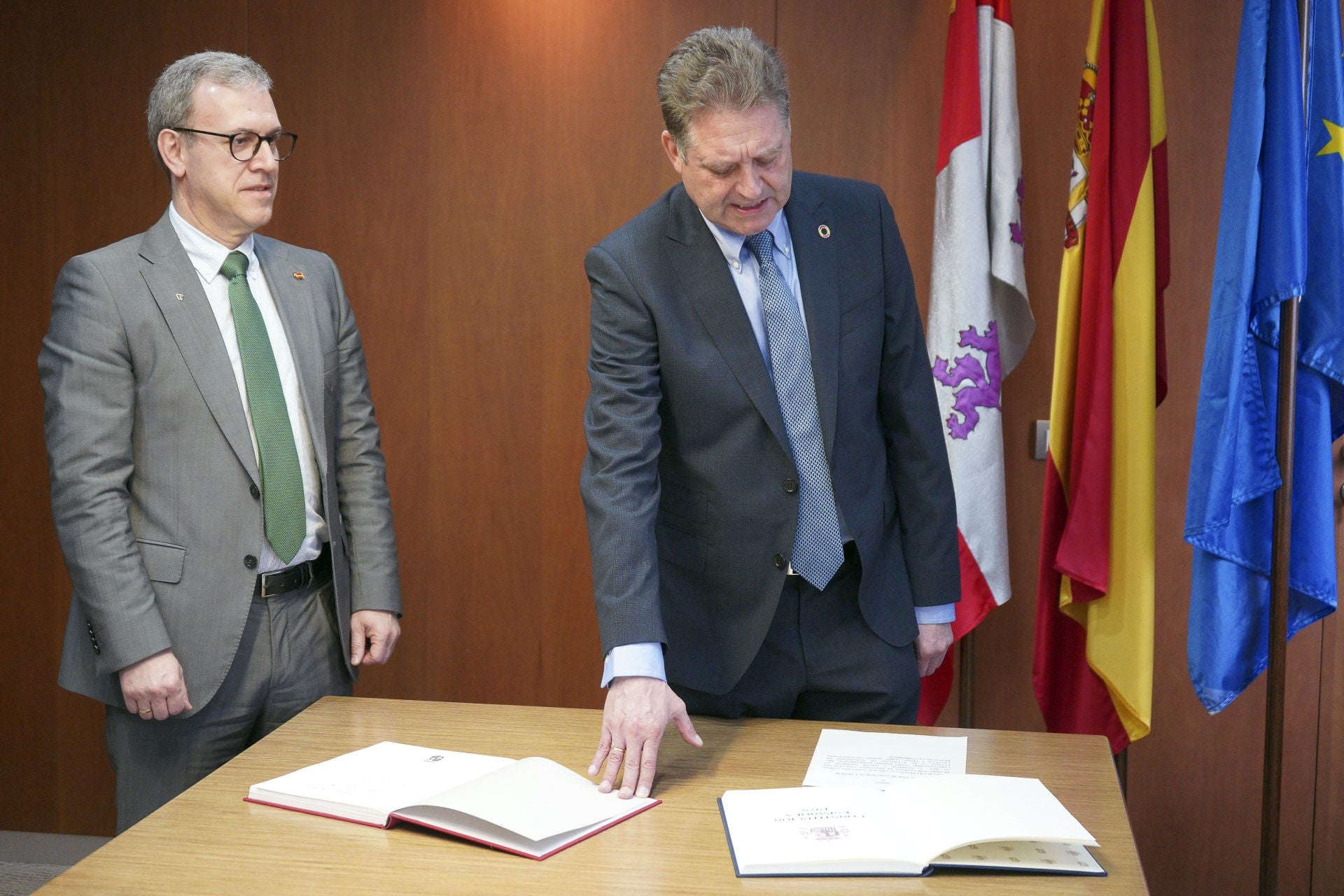 Jesús Jiménez Miguel, junto a Mariano Veganzones durante su toma de posesión como director general de la Junta.