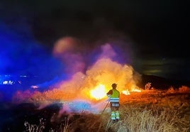 Incendio de maleza, este martes por la noche en Olmedo.