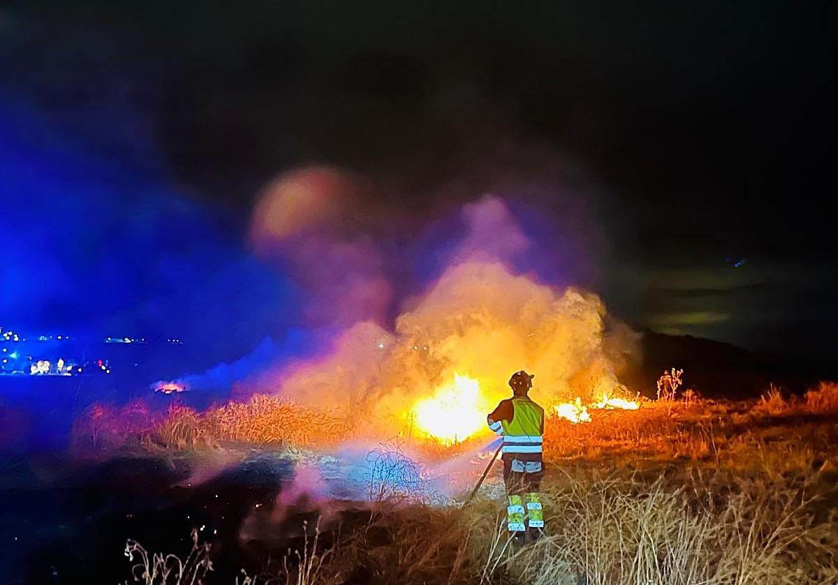 Incendio de maleza, este martes por la noche en Olmedo.