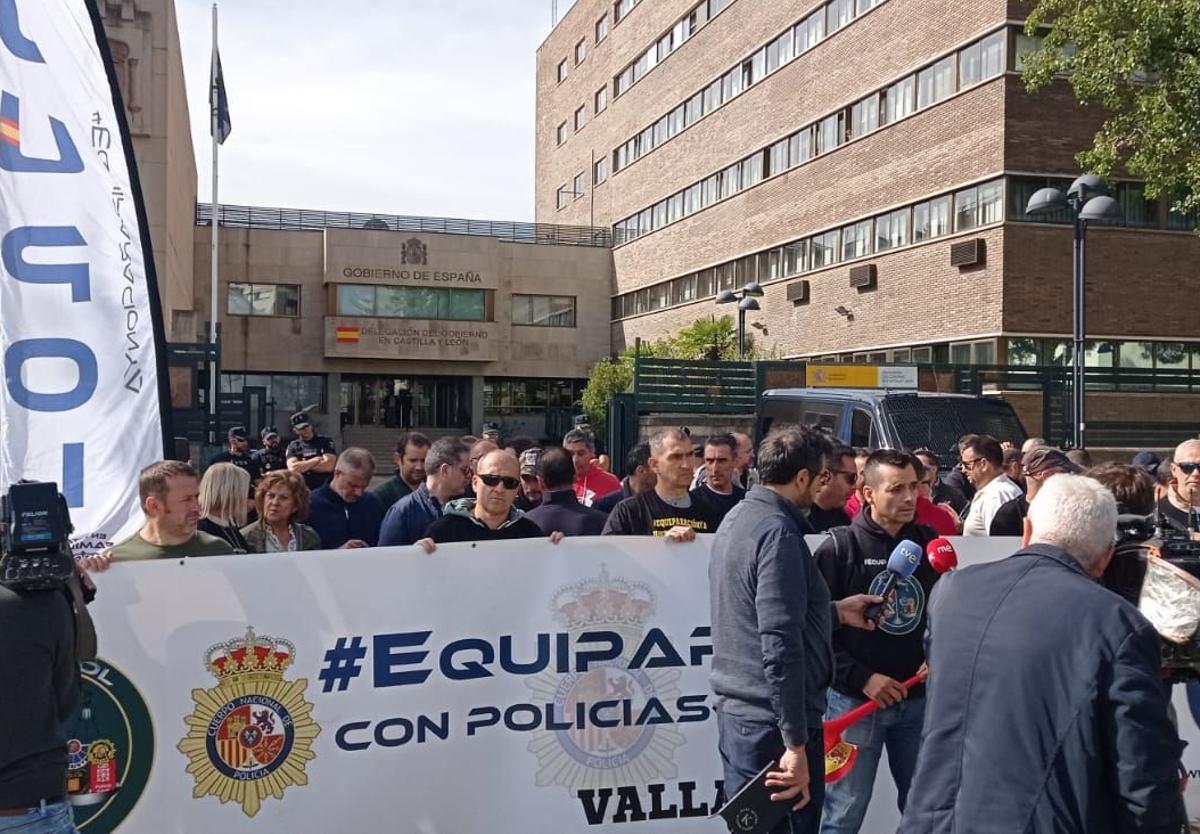 Concentración de Jusapol frente a la Delegación del Gobierno de Castilla y León, el martes.