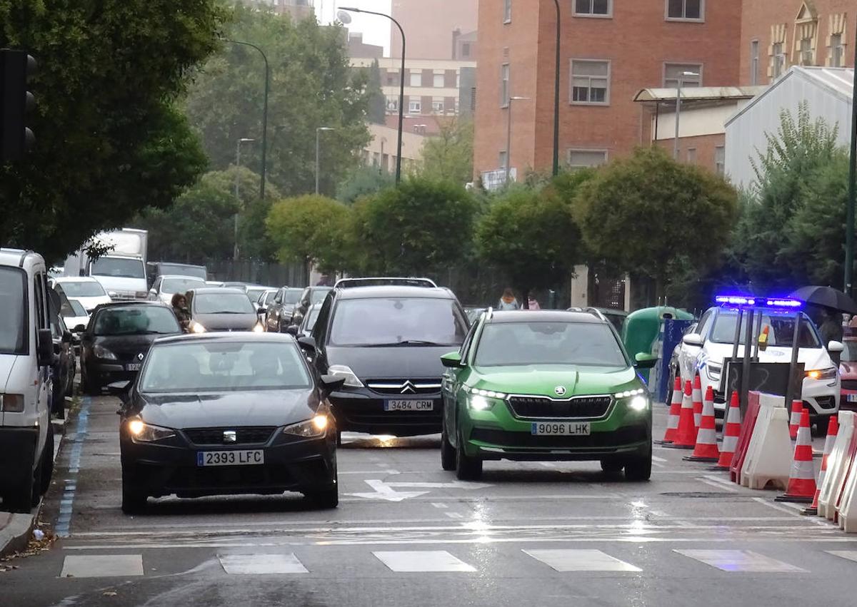 Imagen secundaria 1 - Arriba, las nuevas aceras adoquinadas de la calle Mirabel, Debajo, a la izquierda, retenciones en la salida de la Rondilla de Santa Teresa y, a la derecha, el tramo pendiente de asfaltar en el cruce de las dos calles.