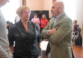 Mónica Donis conversa con Roberto Cantera, el lunes en la presentación en el Ayuntamiento.