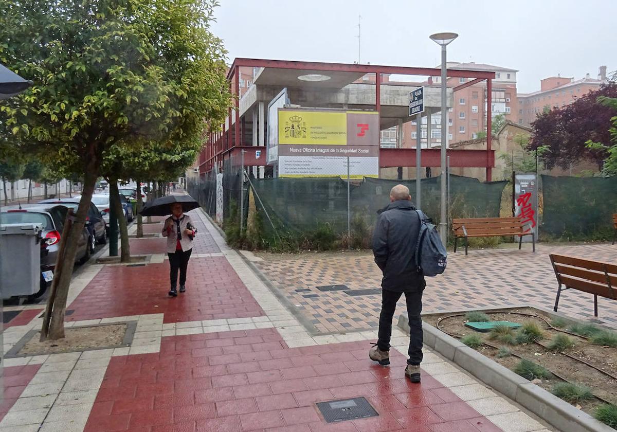 Exterior del chasis de las obras inacabadas de la Tesorería de la Seguridad Social en la plaza del San Juan de la Cruz.