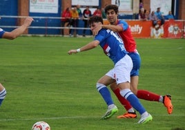El atlético José trata de frenar a un jugador manchego.