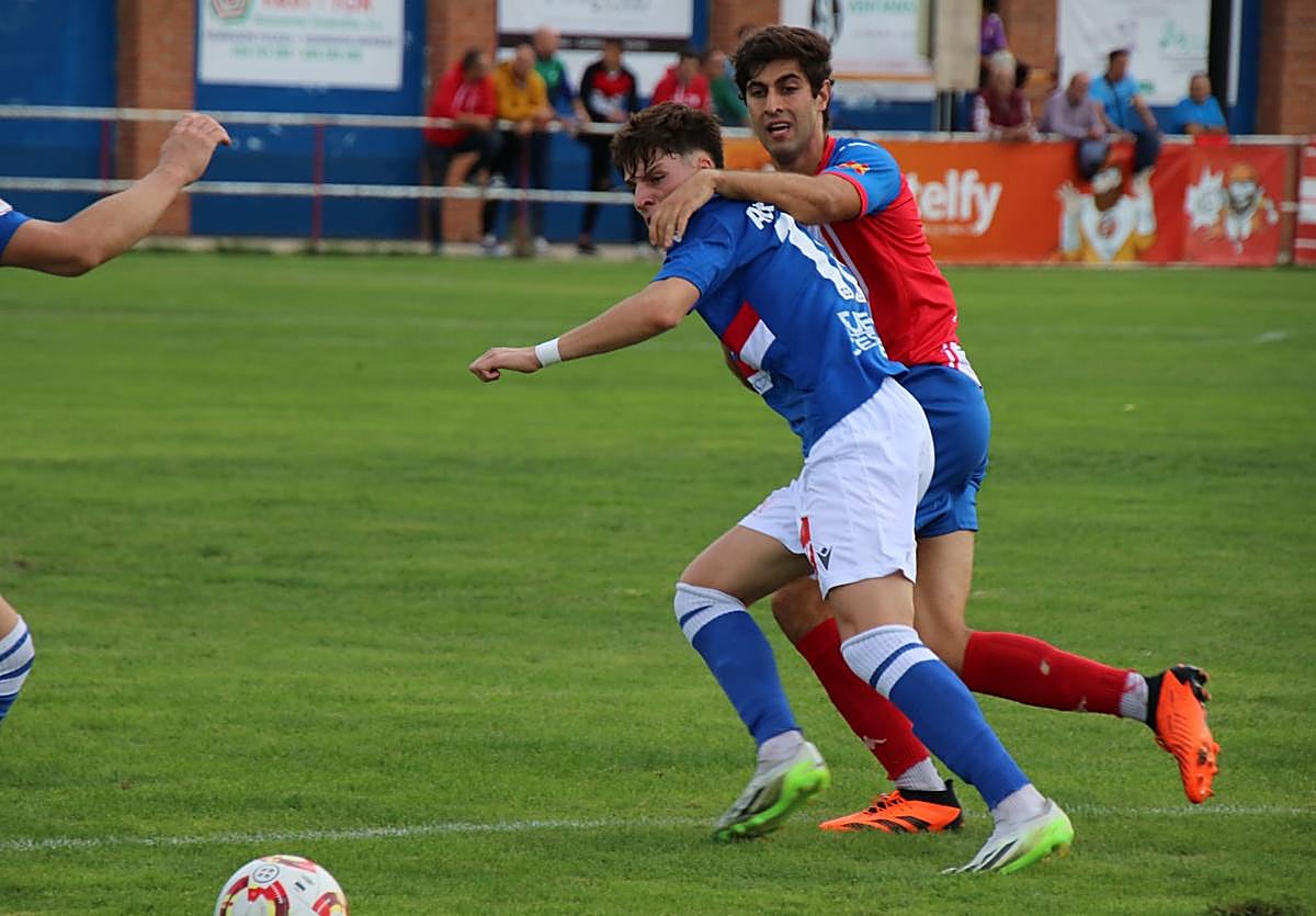 El atlético José trata de frenar a un jugador manchego.