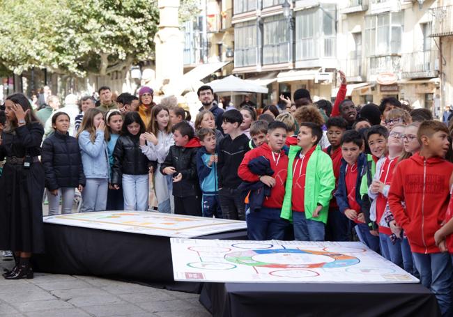 Los chavales, expectantes con sus murales antes de la llegada de Felipe VI.