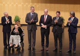 Don Carlos Zurita, duque de Soria, la infanta Margarita, el rey Felipe VI, el catedrático Johannes Kabatek, Alfonso Fernández Mañueco y Carlos Martínez, en el Palacio de la Audiencia de Soria.