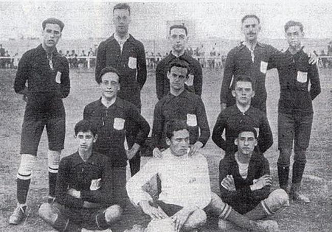 Una de las primeras fotografías del Mallorca, cuando todavía se llamabaAlfonso XIII F.C. y vestía enteramente de negro.