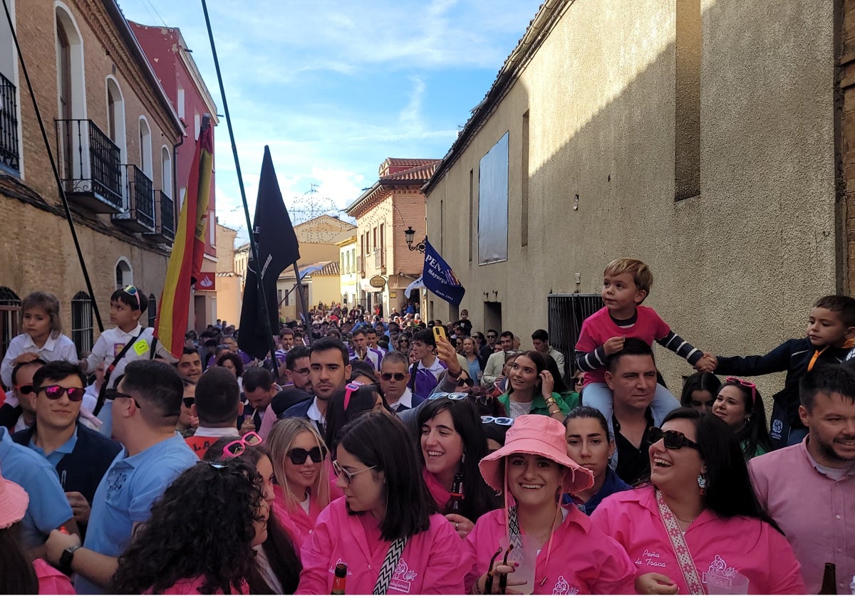Cientos de personas llenaron la calle Derecha en el desfile de peñas