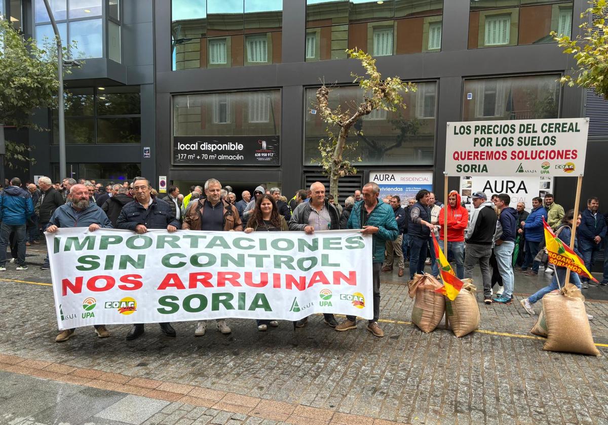 Los agricultores de Soria reanudan las protestas por el precio del cereal