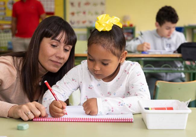 Cristina Alonso, maestra en el centro de Ceinos.