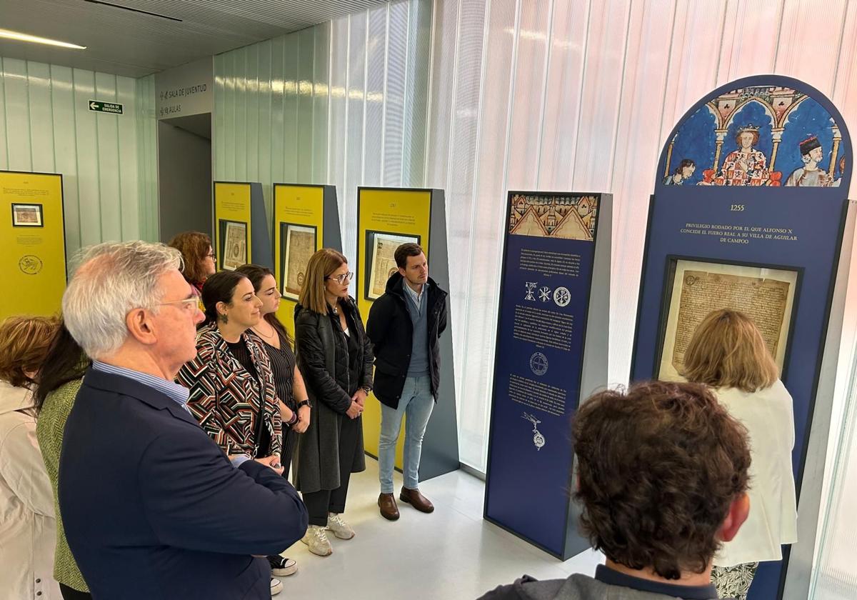 Inauguración de la exposición sobre los documentos medievales.