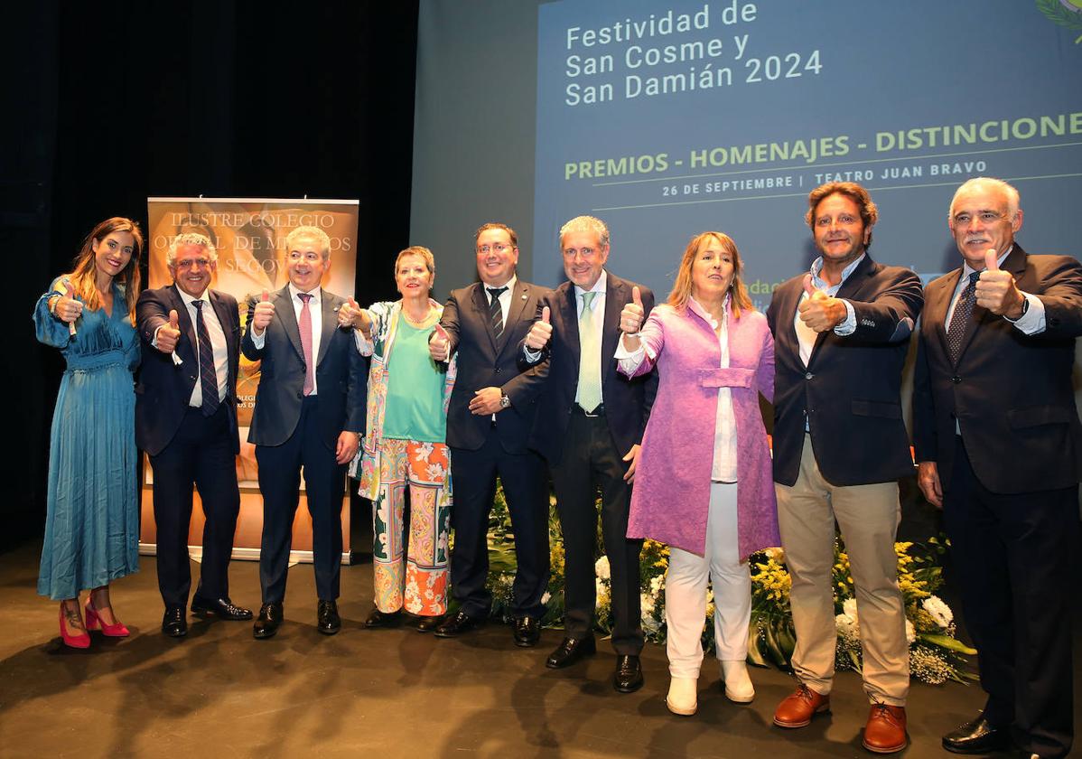 Representantes de Fes, Cámara y Batallón de Costura, con el presidente del Colegio.