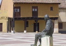 Plaza Mayor de Paredes con el monumento a Jorge Manrique.