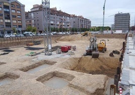 Promoción de viviendas en construcción en el picón de los terrenos de Artillería al borde del paseo de Farnesio.