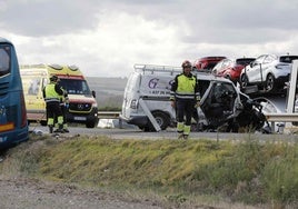 Los bomberos del la Diputación trabajan junto a la furgoneta donde viajaba el fallecido en el accidente.