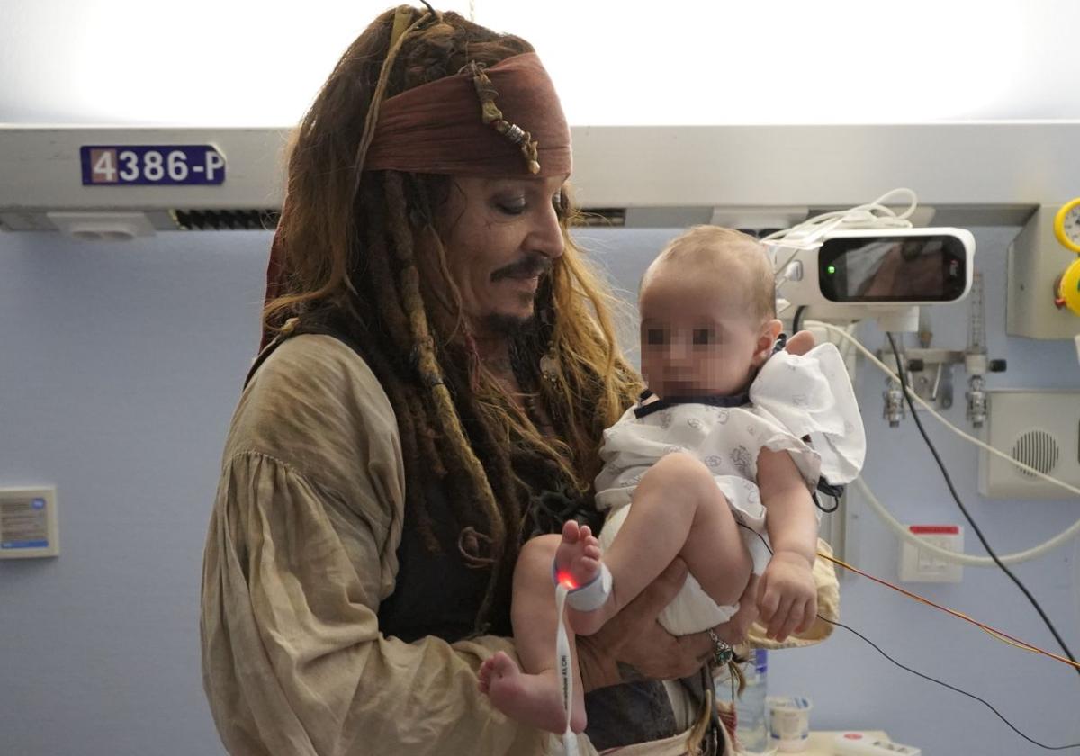 El capitán Jack Sparrow, encarnado por Johnny Depp, coge a uno de los niños ingresados en el hospital de San Sebastián.