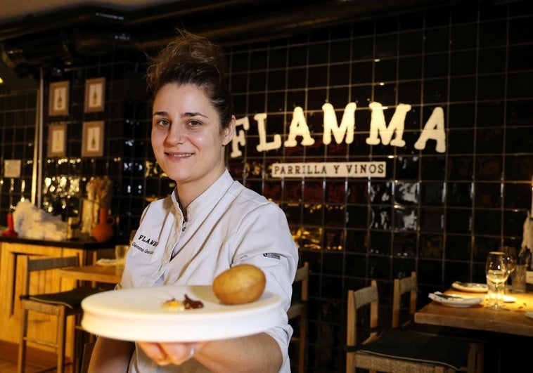 Gemma García posa junto a la 'brava a la Flamma', segunda mejor patata brava del mundo.