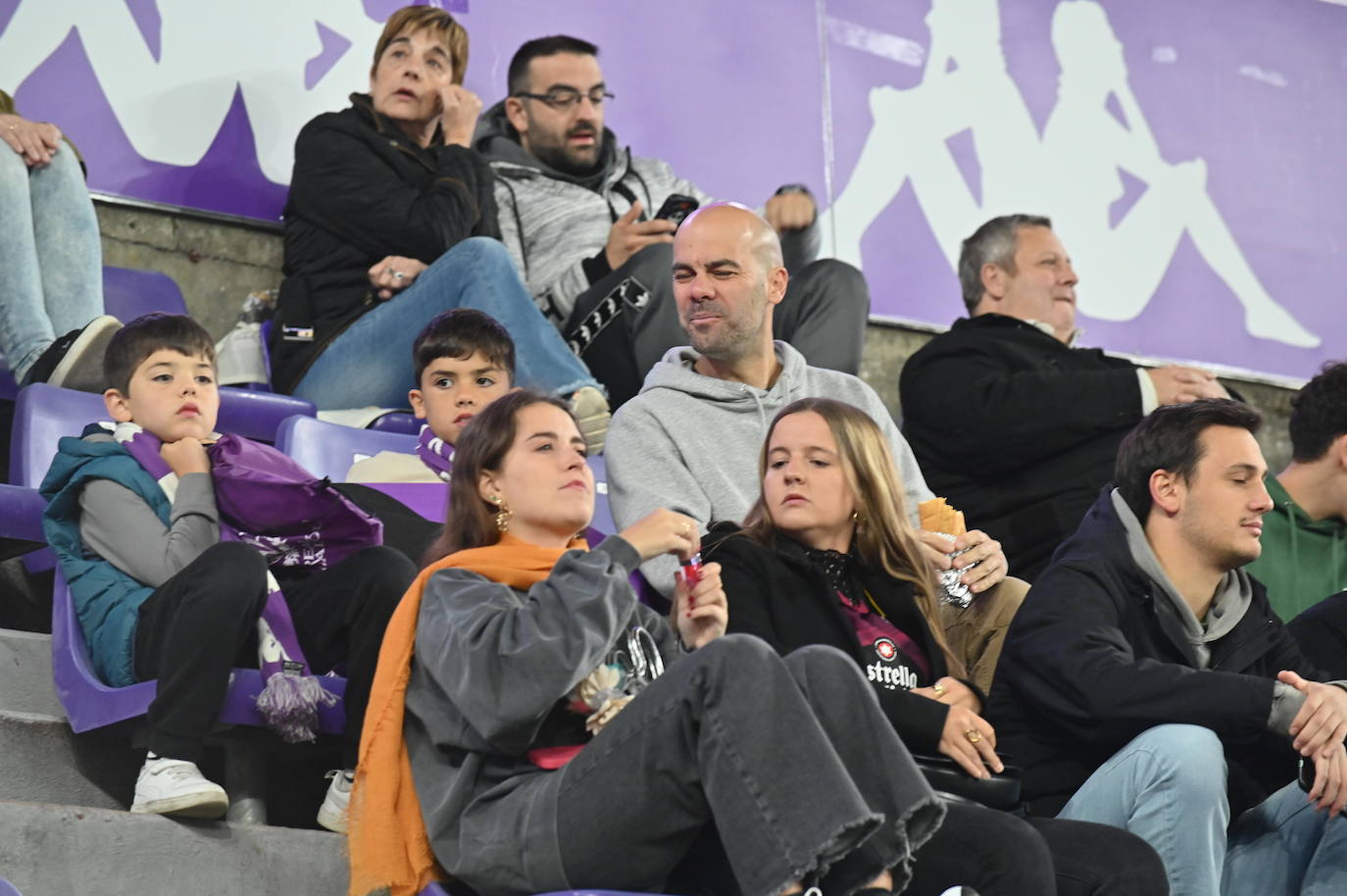 Búscate en la grada del estadio José Zorrilla (1/4)