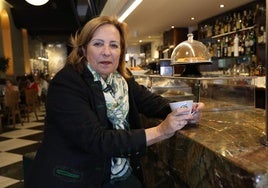 La escritora y economista Reyes Calderón posa en el Café del Norte.