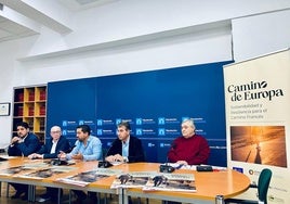 El diputado de Turismo, Fran Pérez, y representantes del Ayuntamiento de Carrión, presentan la feria, este viernes en la Diputación.
