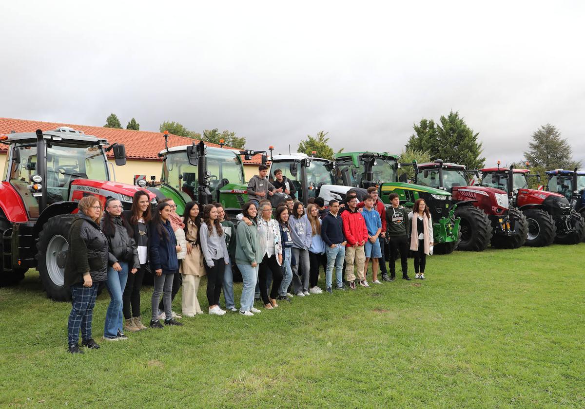 Alumnos de FP de Viñalta posan junto a los nuevos tractores con los que trabajarán.