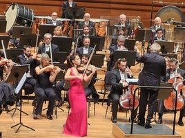 La violinista Leticia Moreno, en un pasaje del concierto de la OSCyL en el Delibes.