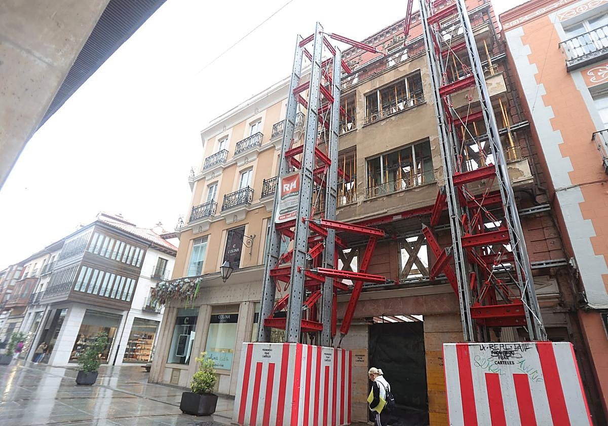 Edificio en rehabilitación en la Calle Mayor.