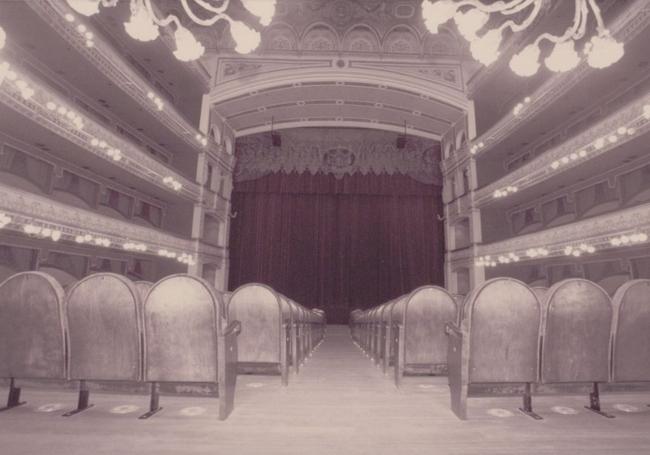 Vista del escenario, donde se poyectan las películas, desde el patio de butacas del Teatro Calderón (1999)