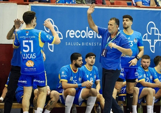 Pisonero felicita a Lucas Ribeiro durante un cambio,