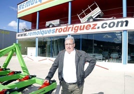 Raúl Rodríguez, en el exterior de su empresa, en una foto de archivo.