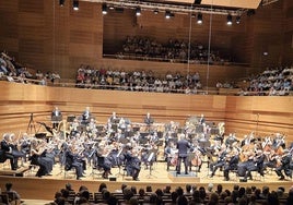 Músicos de la OSCyL con Thierry Fischer al frente, durante el concierto en el Centro Cultural Miguel Delibes