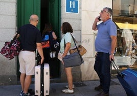 Viajeros a la entrada de un alojamiento en la capital segoviana.