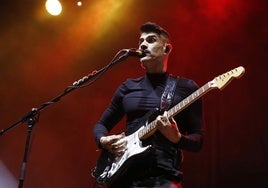 Álvaro Benito, vocalista del grupo, durante el concierto de Peñafiel.