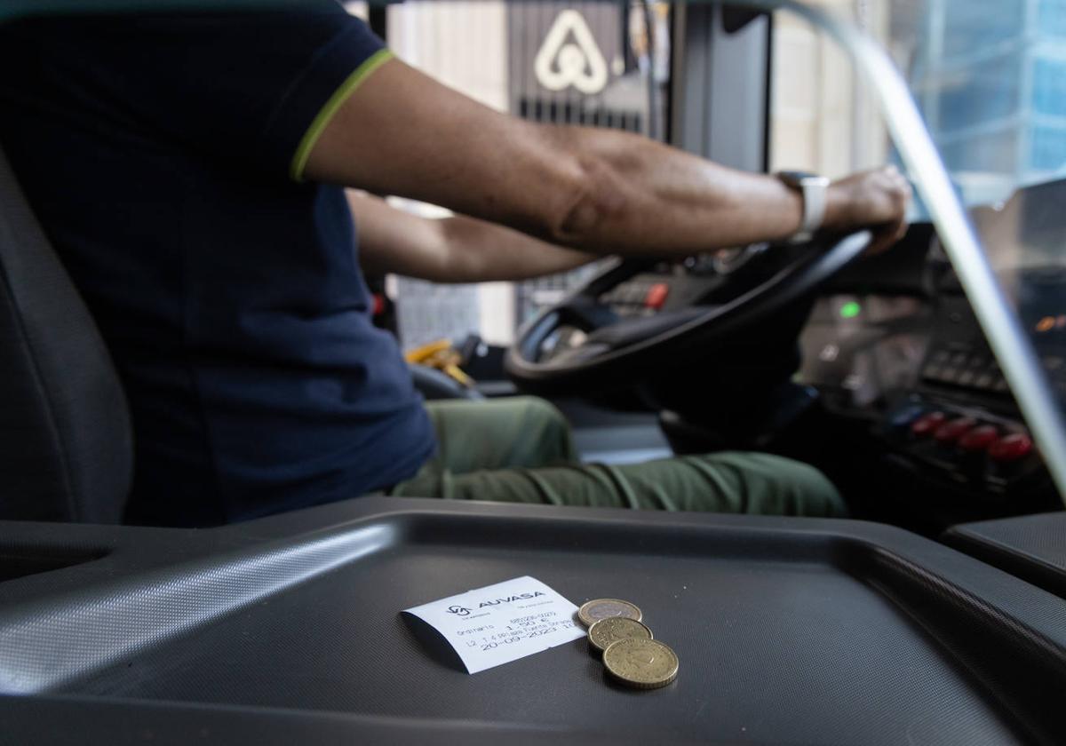 Un viajero paga en efectivo su billete en un autobús de la flota de Auvasa.