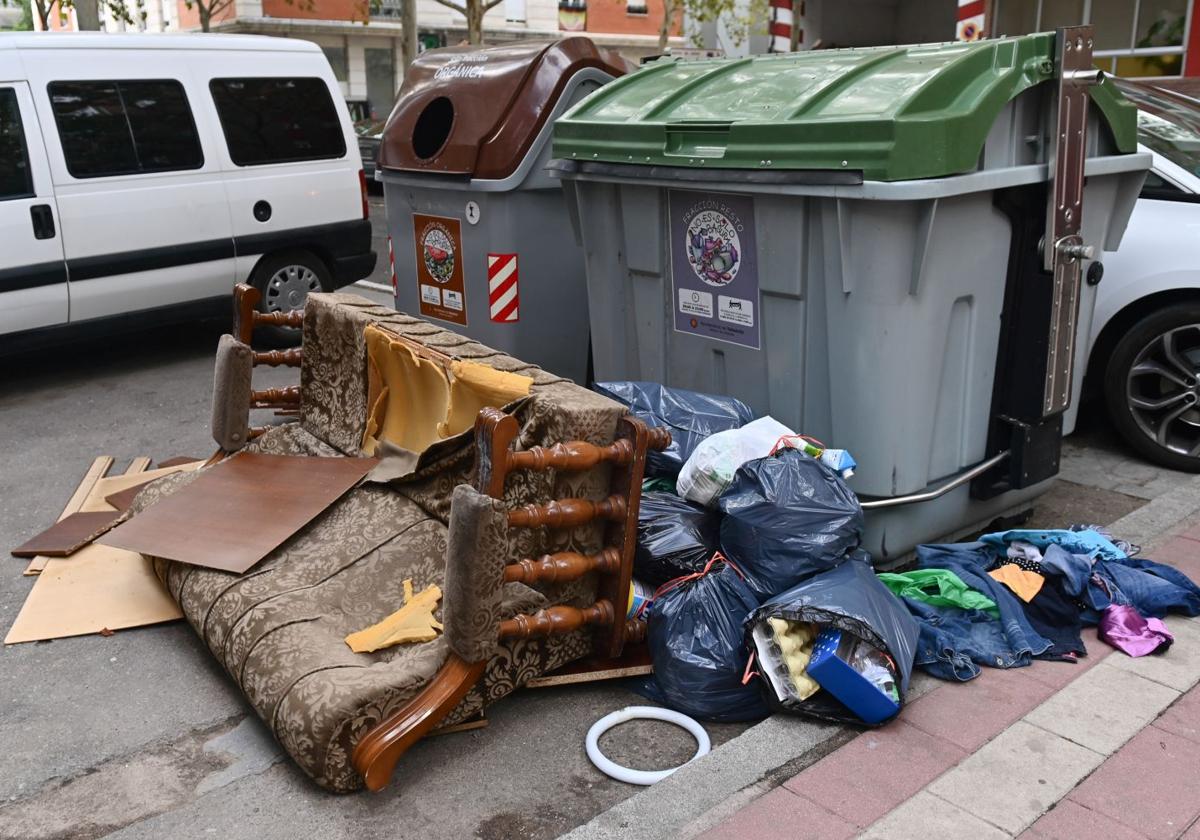 Sofá destripado junto a un contenedor en la calle Pelícano.